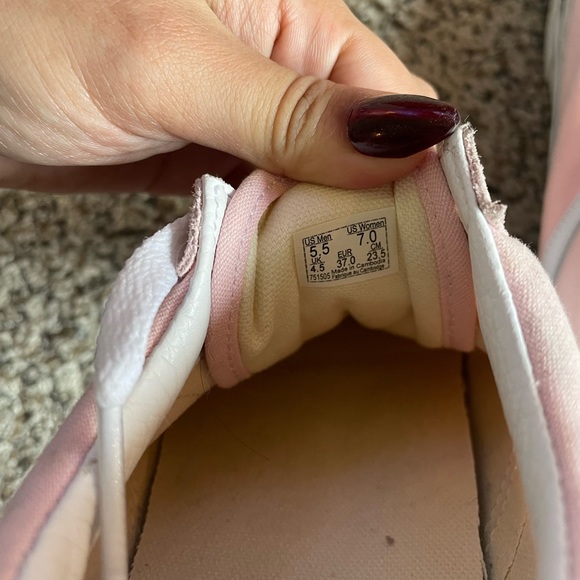 NWOT! Women’s pink and white classic vans - Picture 4 of 7